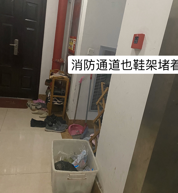 小区业主：新规来了，家门口堆放垃圾是违法行为！