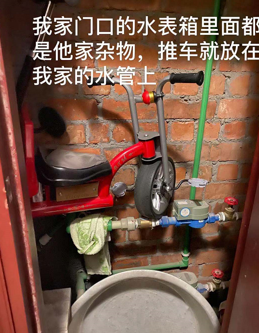 小区业主：新规来了，家门口堆放垃圾是违法行为！